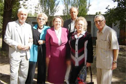 Елизавета Иванникова (в центре) с выпускниками школы разных лет